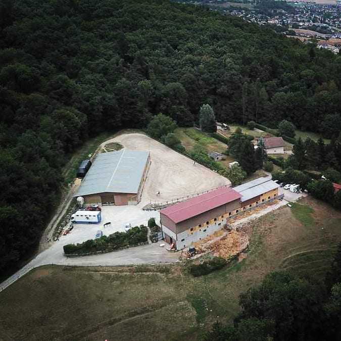 Bonjour à tous,
Suite au discours du président ce mardi, je peux désormais réouvrir les portes du club ! 🎉🐴
Les cours reprendront donc comme d'habitude à partir de lundi 30 novembre.
N'oubliez donc pas vos masques obligatoires pour tous ! 😷
Pensez également aux inscriptions pour les stages de Noël 🎅 ainsi que les inscriptions pour le deuxième trimestre. 🦄
Merci à tous ! 😍